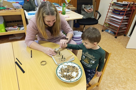 ZÁVĚSNÁ KRMÍTKA PRO PTÁČKY 1