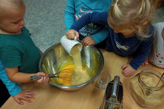 KUCHAŘÍČCI - pečeme si svačinku z červené řepy 1