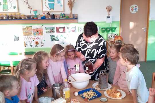 Vyrábíme křížaly a zdravý jablíčkový koláč. 1