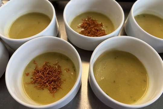 Maškarní veselí ve školní jídelně: když oběd chutná i baví Maškarní veselí ve školní jídelně: když oběd chutná i baví 1