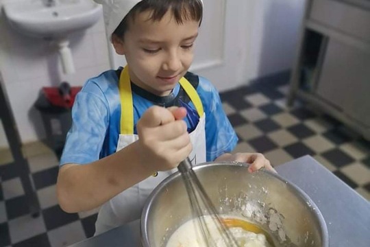 Pomáháme v kuchyni- pečeme buchtu 1