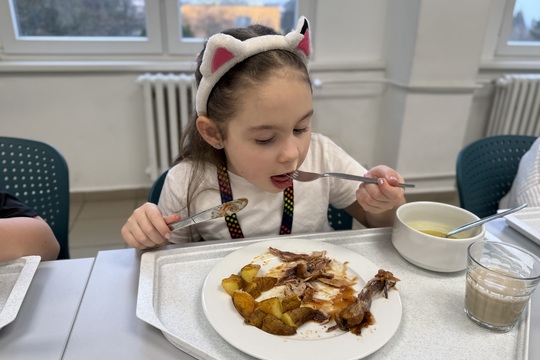 Maškarní veselí ve školní jídelně: když oběd chutná i baví Maškarní veselí ve školní jídelně: když oběd chutná i baví 1