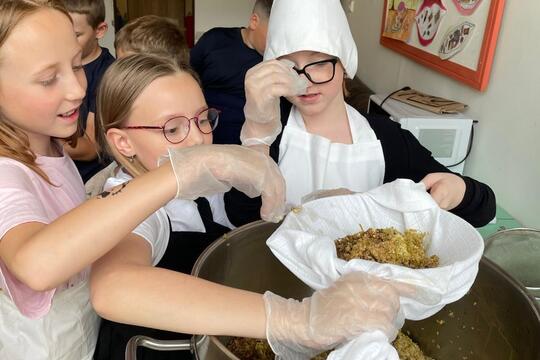 Voňavá bezinková šťáva vznikala pod rukama našich žáků Voňavá bezinková šťáva vznikala pod rukama našich žáků 1