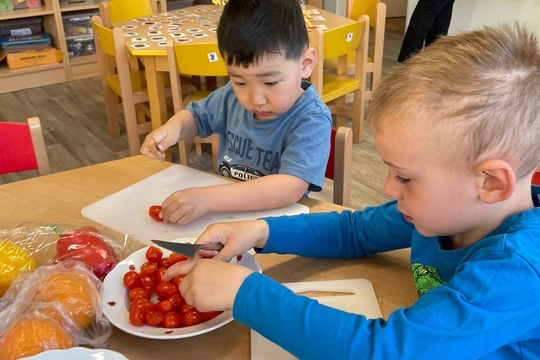 Berušky z MŠ Kollárova - Malí kuchaři v akci: Ovocné dobroty a domácí štrúdl 1
