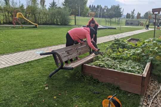 Odpolední brigáda s rodiči na školkové zahradě u Motýlků 1