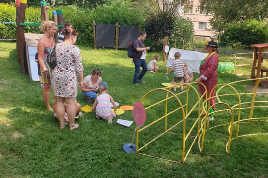 Odpoledne na školní zahradě s klaunem Bumbácem 1