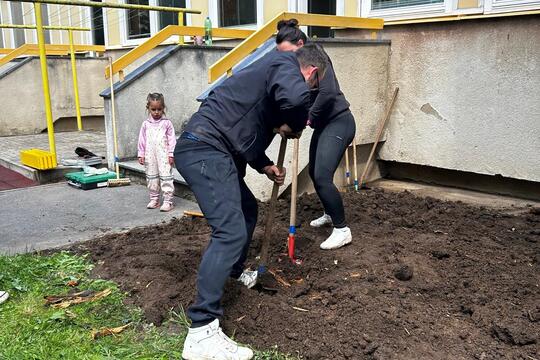 Brigáda na školní zahradě s rodiči a prarodiči dětí Brigáda na školní zahradě s rodiči a prarodiči dětí 1