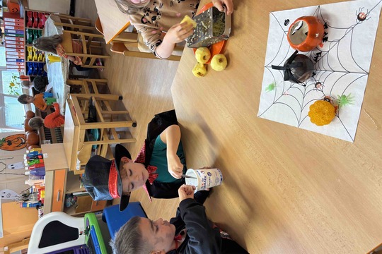 Děti ze třídy "Oranžový motýlek" připravily občerstvení na dýňovou slavnost 1