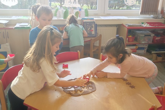 Koťátka z MŠ Kollárova - Vánoční pečení 1