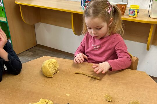 Kytičky z MŠ Kollárova - pečeme cukroví 1