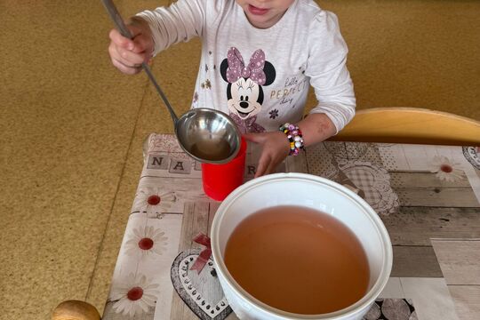 Děti vařily jablečno-šípkový čaj 1