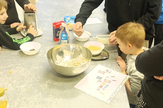 Příprava zdravé svačiny s žáky z 1. stupně - granola, banánové lívance 1