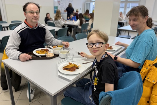 Maškarní veselí ve školní jídelně: když oběd chutná i baví Maškarní veselí ve školní jídelně: když oběd chutná i baví 1