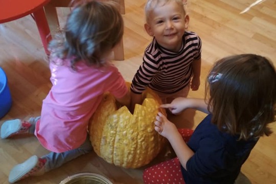 Oslava Halloweena s naší vypěstovanou dýní.  1