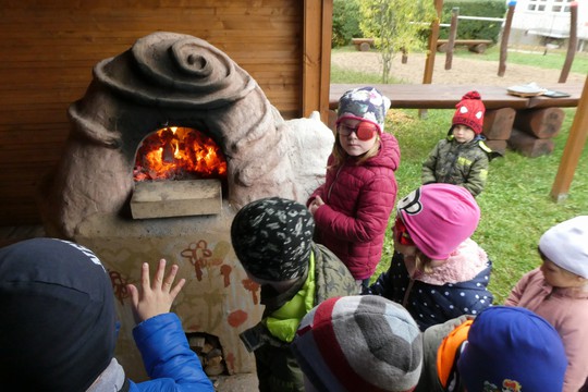 Sluníčka pečou brambory v zahradní peci 1