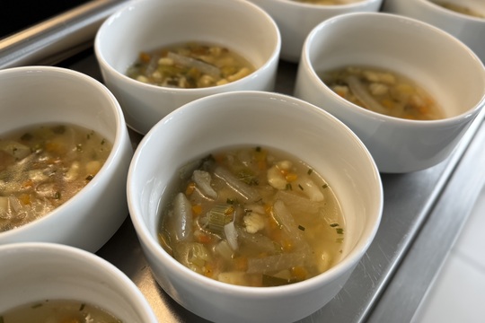 Když zdraví chutná: salát s pečenou rybou a domácí luštěninovou houstičkou Když zdraví chutná: salát s pečenou rybou a domácí luštěninovou houstičkou 1