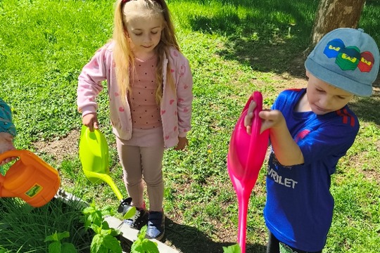 Naše malá školková zahrádka jen kvete Naše malá školková zahrádka jen kvete 1