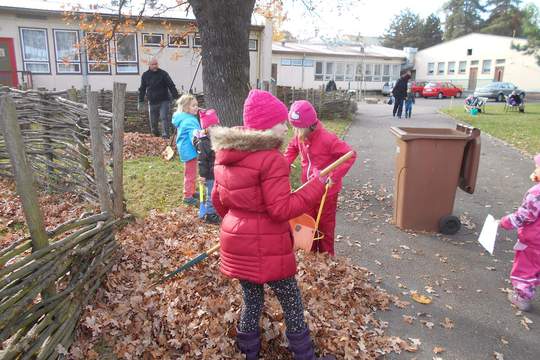 Podzimní brigáda na školní zahradě 1