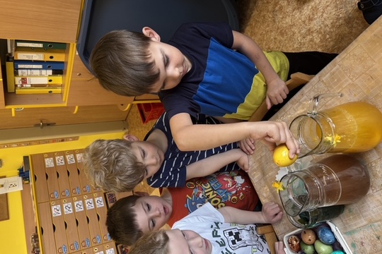 Jak jsme barvili vajíčka - Sluníčka 1