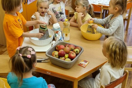 Ježečci z MŠ Soběchleby pečou buchtu z BIO jablíček 1