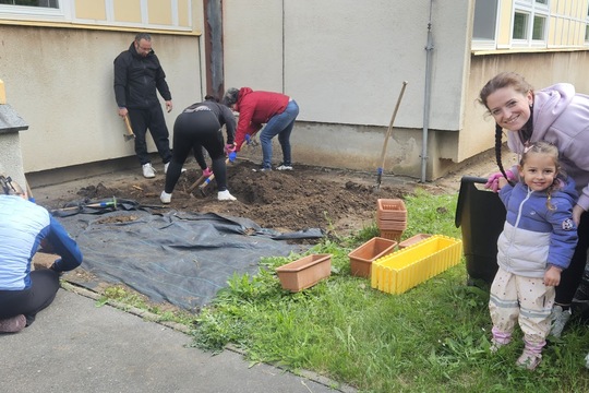 Brigáda na školní zahradě s rodiči a prarodiči dětí Brigáda na školní zahradě s rodiči a prarodiči dětí 1