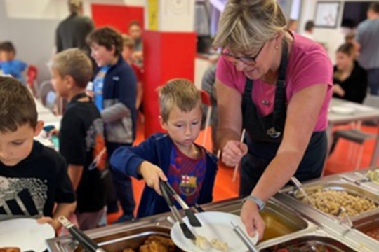 Bufetový výdej ve školní jídelně Magic Hill: Méně odpadu, více radosti 1