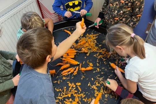 Mrkvovo-jablkový salát z vlastní úrody u Ježečků Mrkvovo-jablkový salát z vlastní úrody u Ježečků 1