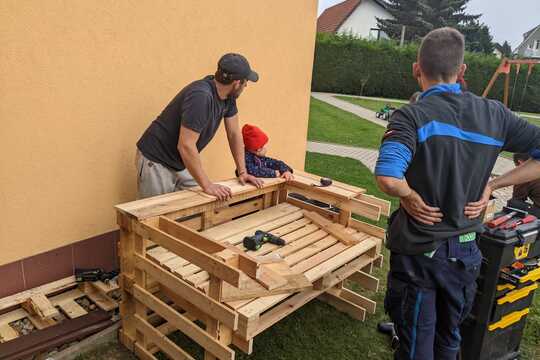 Odpolední brigáda s rodiči na školkové zahradě u Motýlků 1