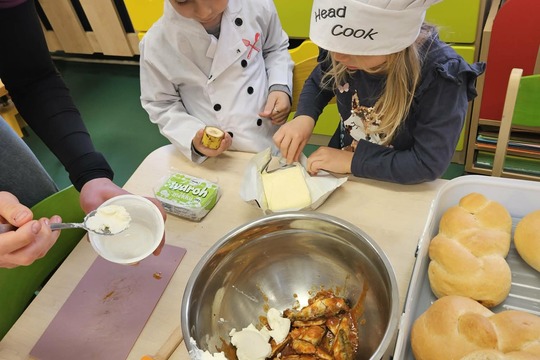 Děti v roli malých kuchařů a servírek 1