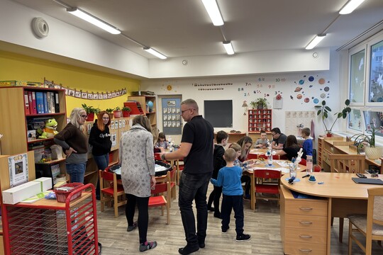 Motýlci z MŠ Kollárova - příprava pomazánky na odpoledne s rodiči 1