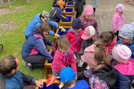 Slavnostní otevření naší "Jedlé školní zahrady" 1