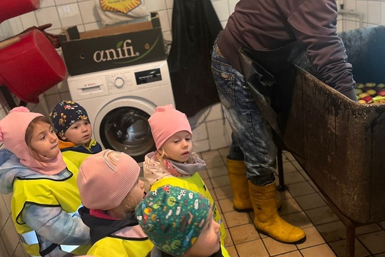 Návštěva moštárny Návštěva moštárny 1