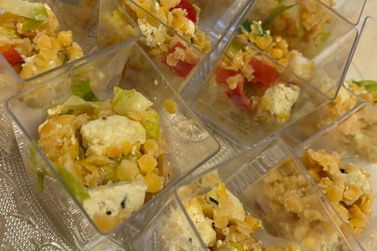 Salát z BIO červené čočky se zeleninou a tofu 1