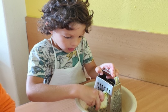 Pekli jsme cuketovou pizzu  Pekli jsme cuketovou pizzu  1