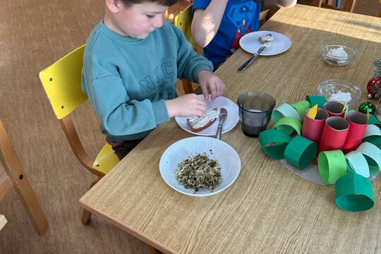 Klíčící sklenice a koflíky s bylinkami ve třídách školky 1