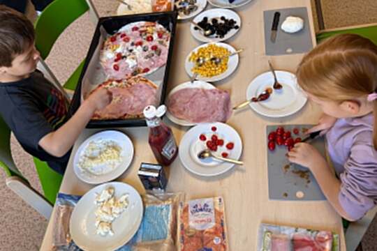 Včeličky připravovaly pizzu Včeličky připravovaly pizzu 1