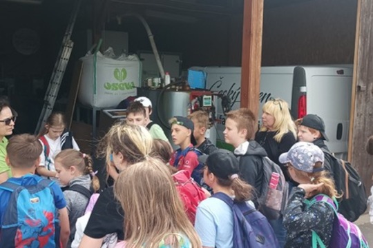 Čtvrťáci poznávali život na farmě i principy ekologického zemědělství Čtvrťáci poznávali život na farmě i principy ekologického zemědělství 1