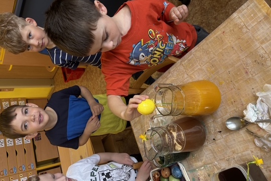 Jak jsme barvili vajíčka - Sluníčka 1