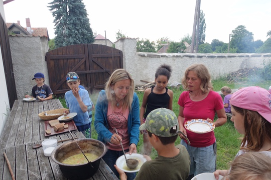 Vaření polévky a pečení placek na ohni 1