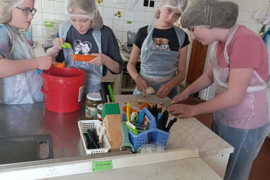 Brigádníci v kuchyni  1