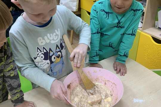 Děti pekly litý perník  1