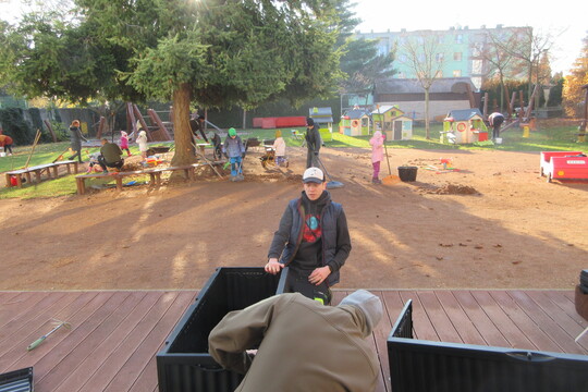 Úklid školní zahrady 1