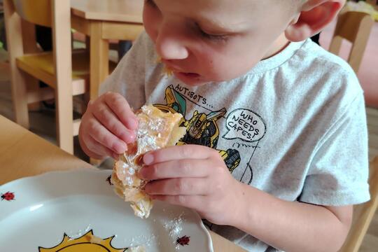 Kytičky z MŠ Kollárova - Jablečný závin 1