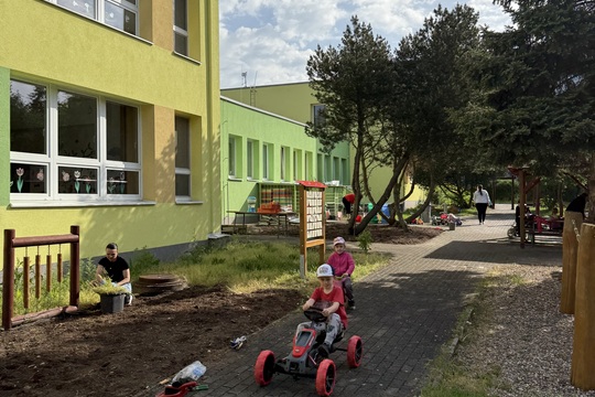 Jarní brigáda s rodiči v MŠ Kollárova 1