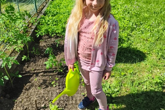 Naše malá školková zahrádka jen kvete Naše malá školková zahrádka jen kvete 1