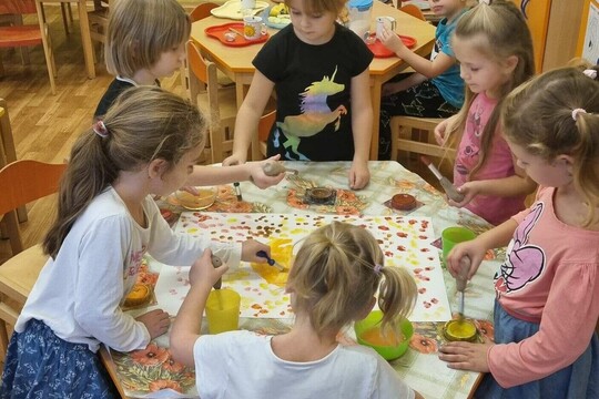 MŠ Sluníčko Krupka - Poznáváme podzimní přírodu se skřítkem Lesníčkem a vílou Lesněnkou 1