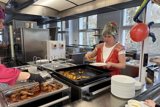 Maškarní veselí ve školní jídelně: když oběd chutná i baví Maškarní veselí ve školní jídelně: když oběd chutná i baví 1