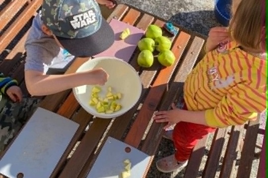 Děti z Berušek se staly pilnými včelkami Děti z Berušek se staly pilnými včelkami 1