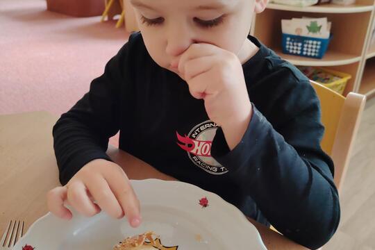 Kytičky z MŠ Kollárova - Jablečný závin 1