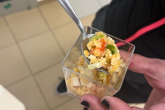 Salát z BIO červené čočky se zeleninou a tofu 1